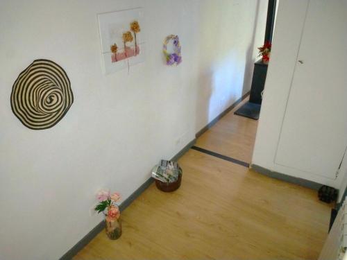 un corridoio con una camera con pavimento in legno e porta di Thomas casa vacanze a Villa Viani
