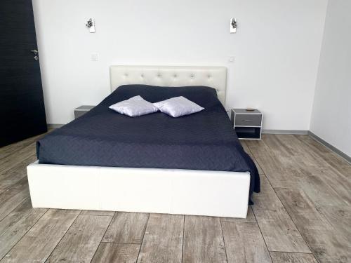 - un lit blanc avec 2 oreillers dans la chambre dans l'établissement LOCRIZEN, à Ensuès-la-Redonne