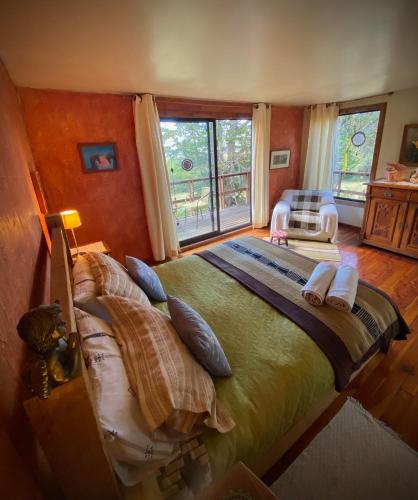a bedroom with a large bed and a window at Suite con jacuzzi y bellas vistas in Lanalhue Lake