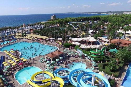eine Luftaufnahme eines Pools in einem Resort in der Unterkunft Villa Luce - S.Maria al Bagno - Mare del Salento in Santa Maria al Bagno