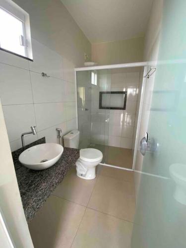 a bathroom with a toilet and a sink at Flat Delior 07 - Parada do Jalapão, rodoviária, faculdades e Aeroporto in Palmas