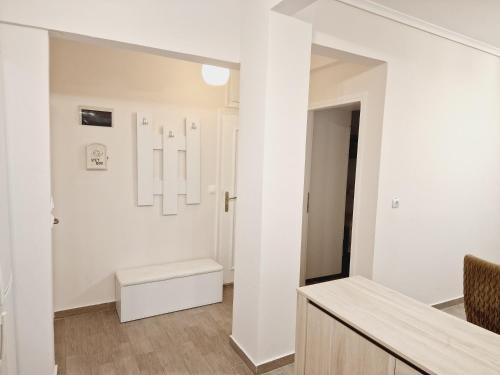 オリンピアダにあるValentina's Apartmentの白いバスルーム(トイレ付)が備わります。