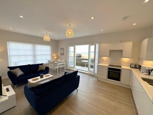 Зона вітальні в Beachfront Bliss Apartment - Near Hythe - On Beach Seafront - Private Parking