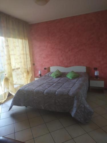 una camera con letto e parete rossa di bilocale di Giusy a Dalmine