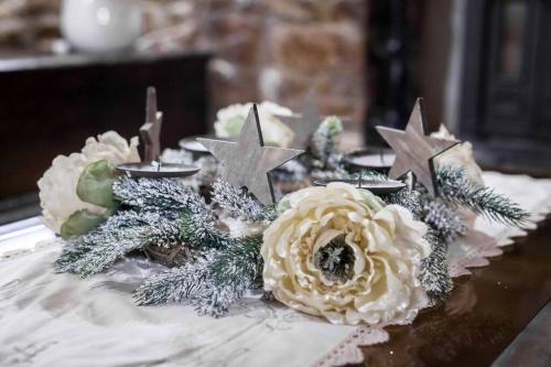 a cake with stars and flowers on a table at Casale Viozzi - Casa Vacanze con piscina nelle Marche in Montefalcone Appennino