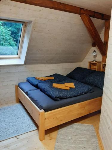 1 cama en una habitación pequeña en una cabaña en Bratrouchovský trpaslík, en Jablonec nad Jizerou