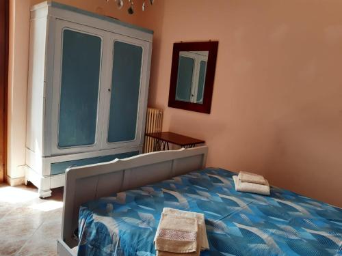 sypialnia z łóżkiem i dużym oknem w obiekcie Villa Elma w mieście Cigliè