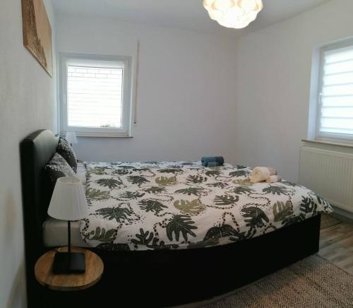 ein Schlafzimmer mit einem Bett mit einem Teddybär drauf in der Unterkunft Apartment Niela in Dinkelsbühl