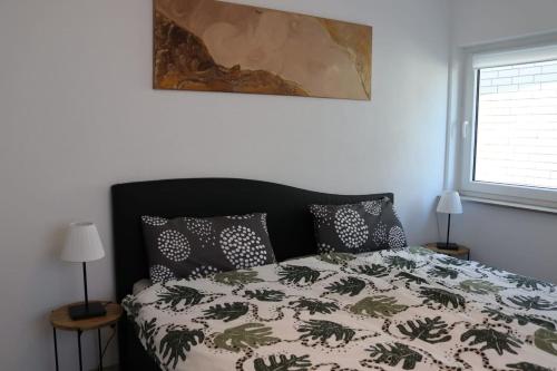 - une chambre avec un lit et une couette verte et blanche dans l'établissement Apartment Niela, à Dinkelsbühl