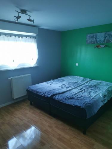 1 dormitorio con 1 cama con techo azul en Chez Raphaël, en Marckolsheim