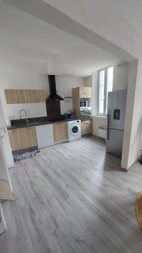 une cuisine vide avec un réfrigérateur et une cuisinière dans l'établissement Appartement T3 proche Théâtre Antique, à Orange