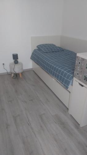 une chambre avec un lit et un parquet dans l'établissement Appartement T3 proche Théâtre Antique, à Orange