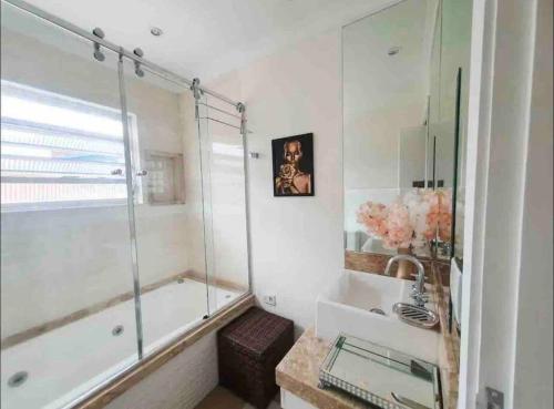 ein Bad mit einer Badewanne, einem Waschbecken und einer Dusche in der Unterkunft Casa maravilhosa e completa, ótima localização in São Paulo