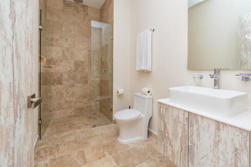Un baño de Penthouse with private pool