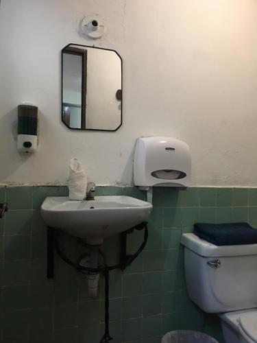 Um banheiro em Dionisio Inn
