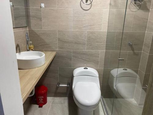 y baño con aseo y lavamanos. en Cómodo Apartamento en zona Privada! cerca al Mar., en Coveñas