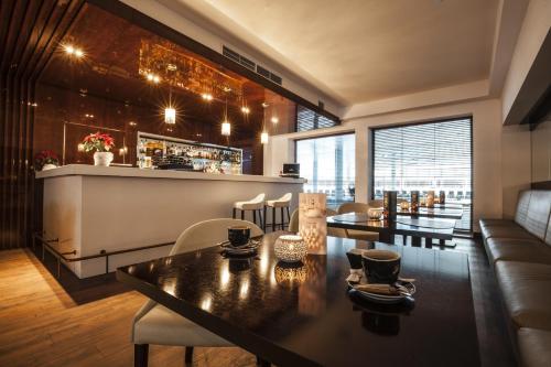 a restaurant with a table and chairs and a bar at Grand Lubicz Uzdrowisko Ustka in Ustka