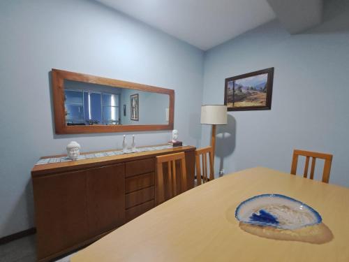 a room with a table with a mirror and a sink at Quarto amplo do apartamento no Palmarejo in Praia