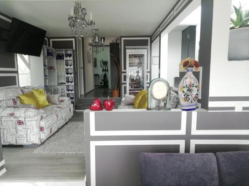 ein Wohnzimmer mit einem Sofa und einem Spiegel in der Unterkunft Totonaca - Seguridad, 10min de Centros Comerciales & Zona Esmeralda - Empresas bienvenidas in Mexiko-Stadt