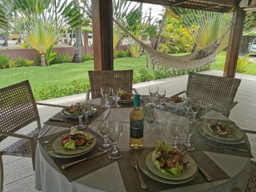 a table with plates of food and a bottle of wine at Lagoa dourada - Ilha de Itaparica - Salvador da Bahia - Club Med in Vera Cruz de Itaparica