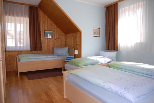 Säng eller sängar i ett rum på Ferienwohnungen Primoschitz