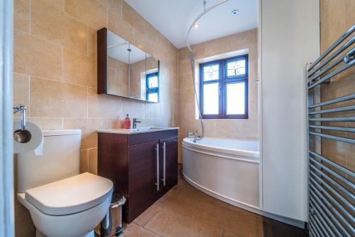 A bathroom at Modern 4 Bed Hayes Home (Free Parking)