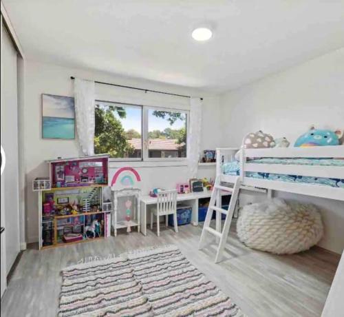 1 dormitorio con litera y escritorio en Resort Living, en Novato