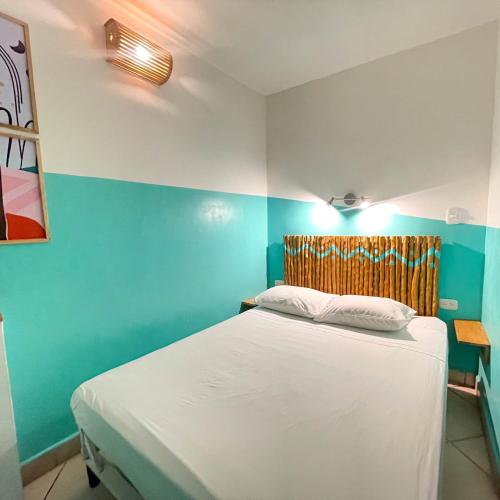 Una cama o camas en una habitación de Oasis Hostel