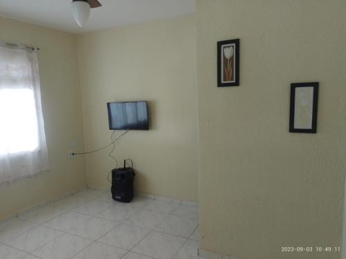 a room with a flat screen tv on a wall at CASA GRIEBELER 02 in Cabo Frio