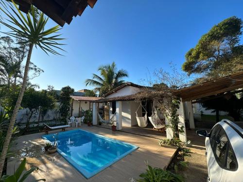 Casa Tropical Arraial D' Ajuda في ارايال دايودا: مسبح في الحديقة الخلفية للمنزل