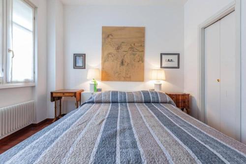 1 dormitorio con 1 cama grande y edredón azul en Noisette Casa con giardino en Milán