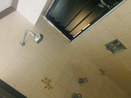 La salle de bains est pourvue d'une douche avec un pommeau de douche. dans l'établissement Hermosa Habitación Privada - Con Aire Acondicionado - Baño Compartido, à Panama City