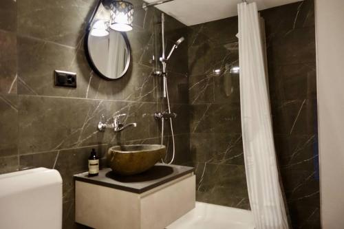 La salle de bains est pourvue d'un lavabo et d'une douche. dans l'établissement Favola sul lago, à Brissago