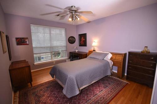 1 dormitorio con 1 cama y ventilador de techo en Private-Amazing:3BR/2bath Apt in energy Corridor en Houston