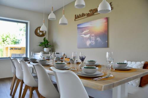 洛默爾的住宿－Villa Vief Lommel，一间带长桌和椅子的用餐室