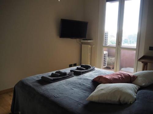 una camera da letto con un letto e asciugamani di Residence Monza Parco a Lissone