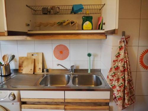 una cucina con lavandino e piano di lavoro di Residence Monza Parco a Lissone