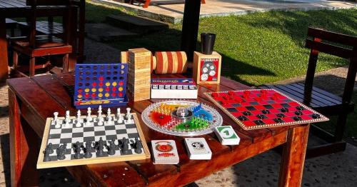 Dulce Retoño في فيديراسيون: طاولة خشبية عليها شطرنج ودومينو