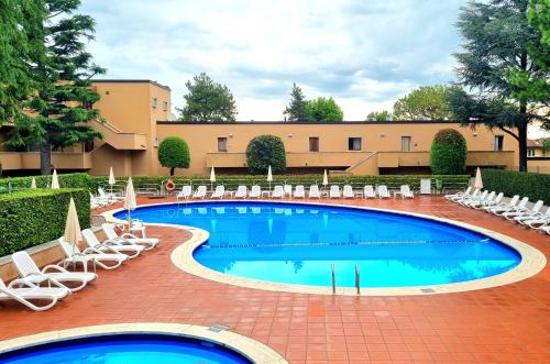ein Pool mit Liegestühlen und ein paar Liegenschaften in der Unterkunft Casa al Lago Leone d'Oro in Peschiera del Garda
