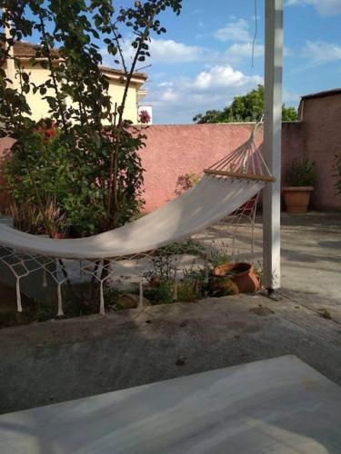 a white hammock in a yard with a building at Kokkooning in Kokóni