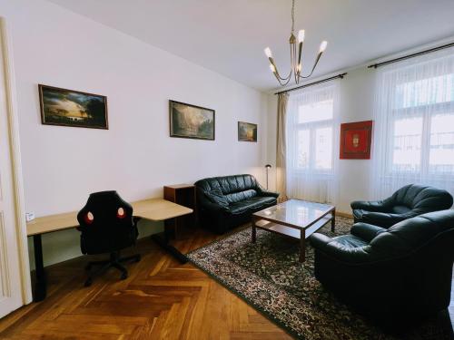 90s Retro Czech Flat / Beautiful Square / Metro