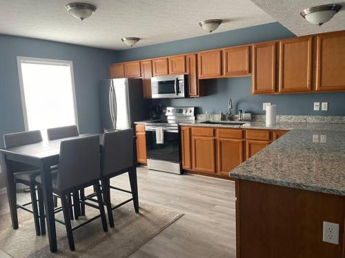 Η κουζίνα ή μικρή κουζίνα στο Beautiful 3 BR Townhome - Recently Updated!