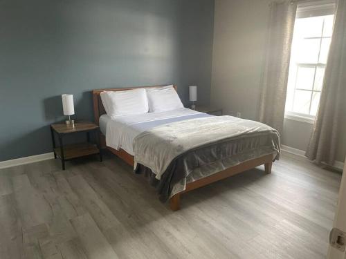 Ένα ή περισσότερα κρεβάτια σε δωμάτιο στο Beautiful 3 BR Townhome - Recently Updated!