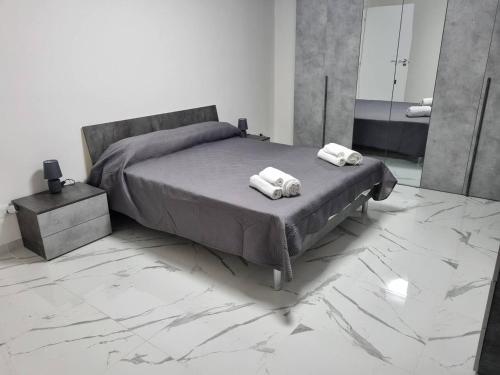 - une chambre avec un lit et 2 serviettes dans l'établissement Appartamento con ingresso indipendente, à Nola
