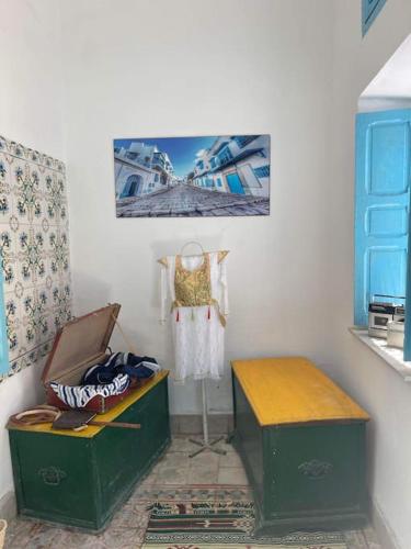 a room with two green boxes and a bench at Dar Lella Hasna in Sfax