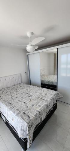 a bedroom with a large bed with a ceiling at Vista espectacular 180° Murano Praia do Morro in Guarapari