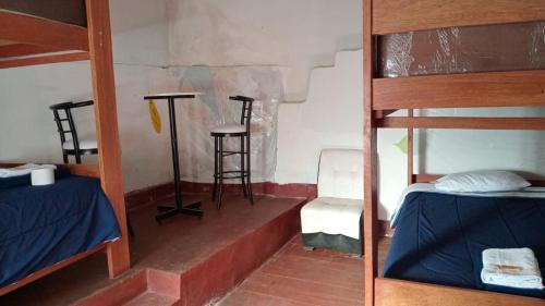 Zimmer mit 2 Etagenbetten und einem Tisch in der Unterkunft Dejavu Backpackers Chachapoyas in Chachapoyas