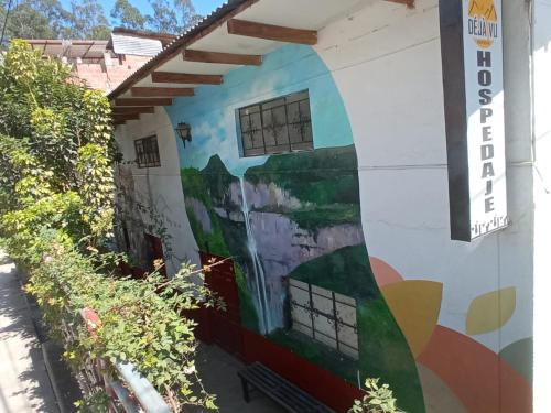 ein Wandbild an der Seite eines Gebäudes in der Unterkunft Dejavu Backpackers Chachapoyas in Chachapoyas