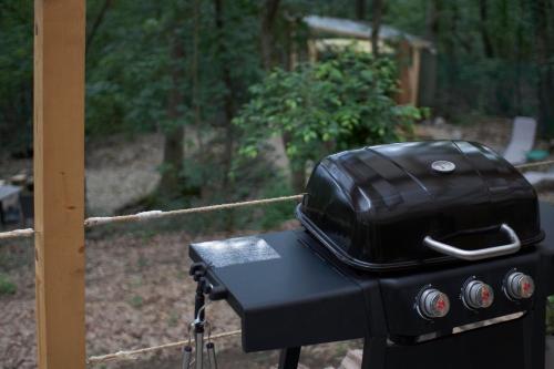 Una parrilla negra con un casco encima. en A Hely, en Kismaros