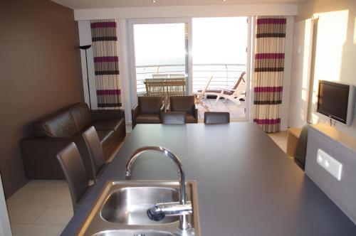  El Mirador Quality Stay - Apartments -  Room  picture :   Tea/Coffee maker    Shower    TV                           